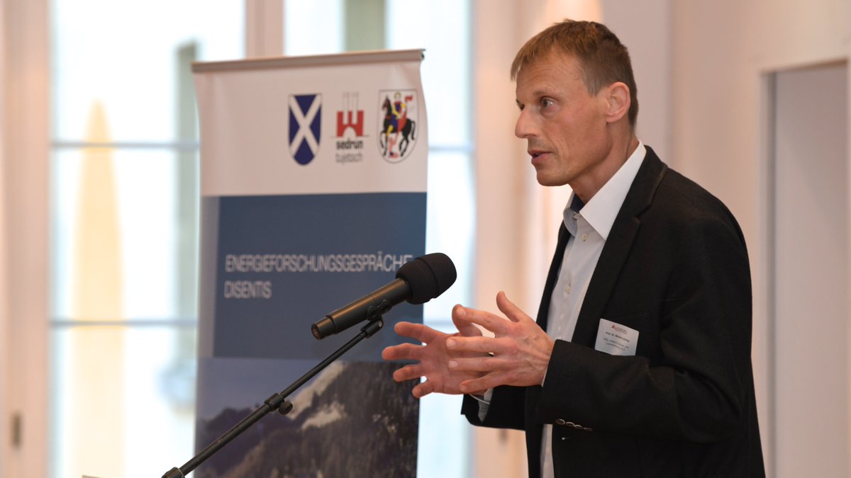 alpenforce's tweet photo. Chancen und Herausforderungen einer #Stromproduktion im alpinen Raum standen im Mittelpunkt des Vortrages von Prof. Dr. Michael Lehnig vom WSL-Institut für Schnee- und Lawinenforschung #SLF in #Davos #EFGD22 #AlpEnForCe @SLFDavos #winterluecke #WSL https://t.co/AGN9VHWUY1