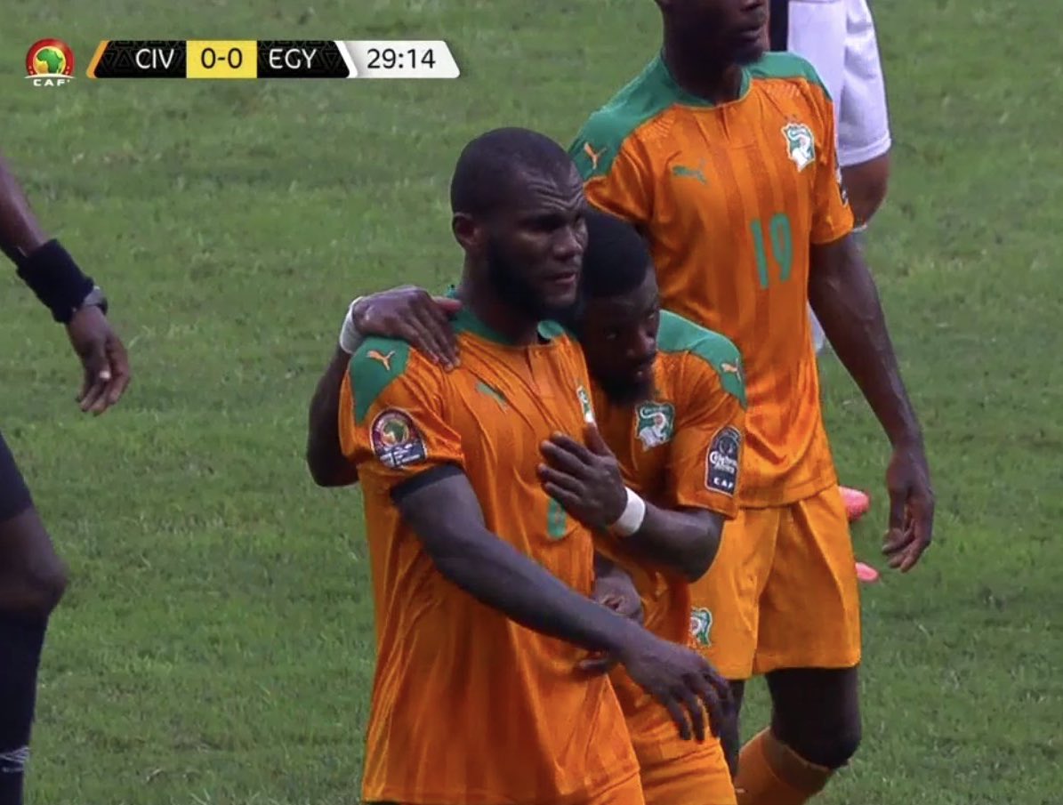 الإصابات تلاحق لاعبي ميلان مع منتخباتهم،

بعد الاصابة العضلية لبالّو توري مع السنغال،

يخرج كييسي مصاباً مع ساحل العاج ..