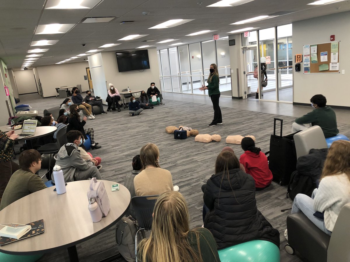 Dublin_IB_CAS's tweet photo. @DCSEmerald and @DublinIB Learning about stroke awareness and CPR with DCS Wellness Coordinator Amanda Spring! https://t.co/B4NcVFzlnz