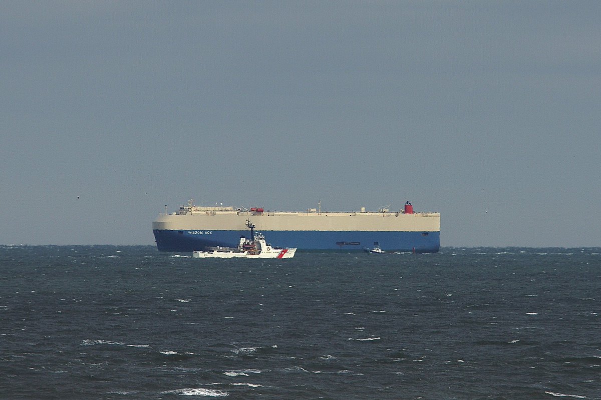 johnmorgan726's tweet photo. The #VehicleCarrier #WisdomAce, IMO:9641833 en route to Baltimore, Maryland @BShipspotting @BaltoChes flying the flag of Panama 🇵🇦. With the #PilotBoat #Susquehanna along side, and the #UnitedStatesCoastGuard #USCGCDependable (#WMEC626) 🇺🇸 medium endurance cutter. #ShipsInPics https://t.co/cl0UmH2Mae