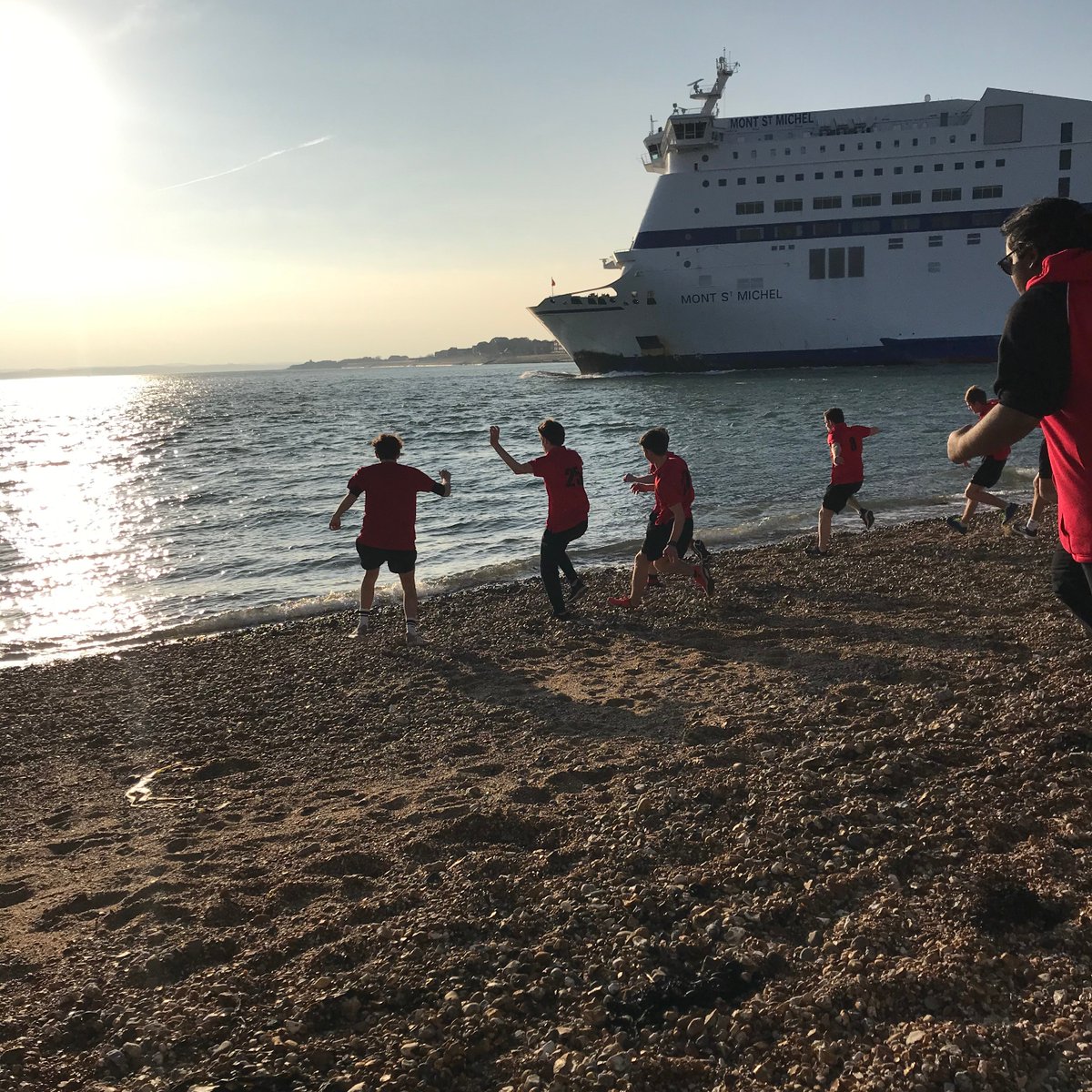 PGS1732's tweet photo. #PGSSixthForm hockey training making the most of the beach and a sunny (but cold!) afternoon.
#PGSSport https://t.co/1ai82qJuM0