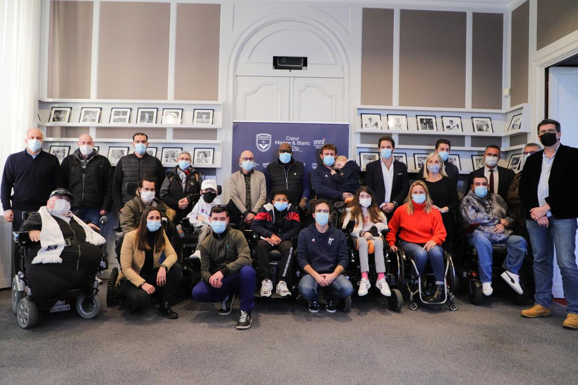 coeur_girondins's tweet photo. 1er club de Foot-Fauteuil électrique en Gironde, Bordeaux Foot Fauteuil entre dans la famille @girondins.Une convention partenariale a été signée ce jour au château du Haillan. Notre passion est commune, elle nous rassemble 💙🤍 @FFHandisport @BordeauxFf
▶️https://t.co/2BcrKCUQIs https://t.co/wfUA6gWnUv