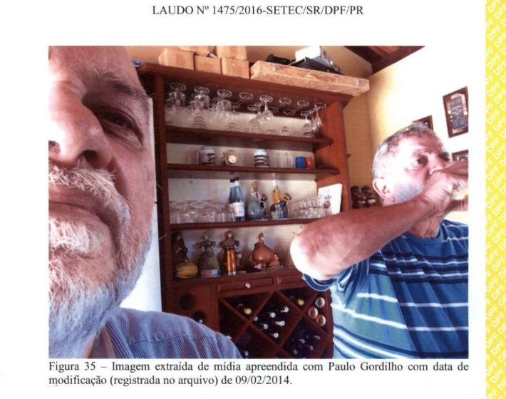 MBLivre's tweet photo. Essa foto foi tirada no sítio que "não é do Lula". Esse à esquerda é Paulo Gordilho, arquiteto da OAS, responsável pelas obras no sítio de Lula. 

As obras foram financiadas com dinheiro de propina, segundo a própria OAS. 

É por isso que o PT desistiu da CPI. 

#LulaArregou https://t.co/Ojh2jLZMJM