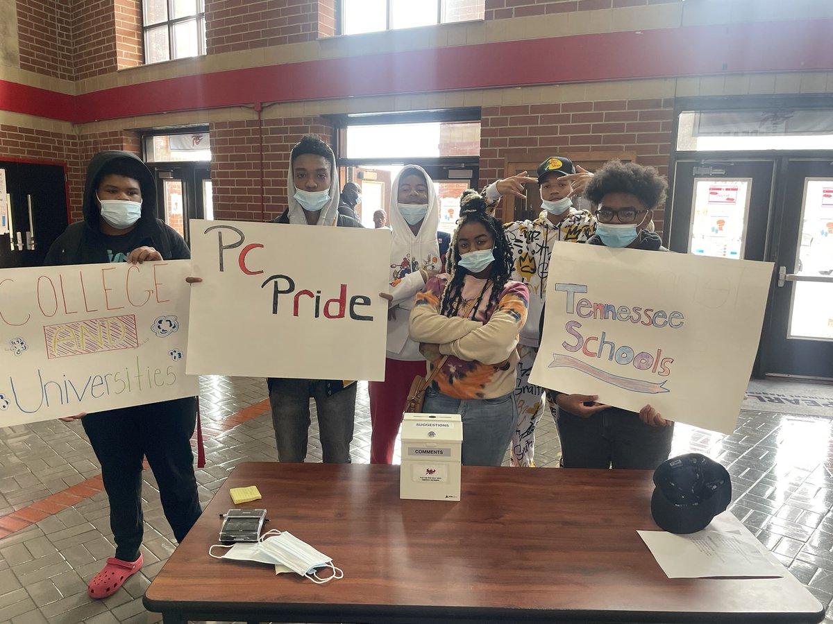 PearlCohn_SGA's tweet photo. Members of the SGA set up ballots in the lobby during lunch, and passed the question”What college would you like to come visit PC.” As many as 125 entries have been recorded! At PC we strive for success in all areas! @MiriamHarring14 @MetroSchools https://t.co/zD60SrwYJh