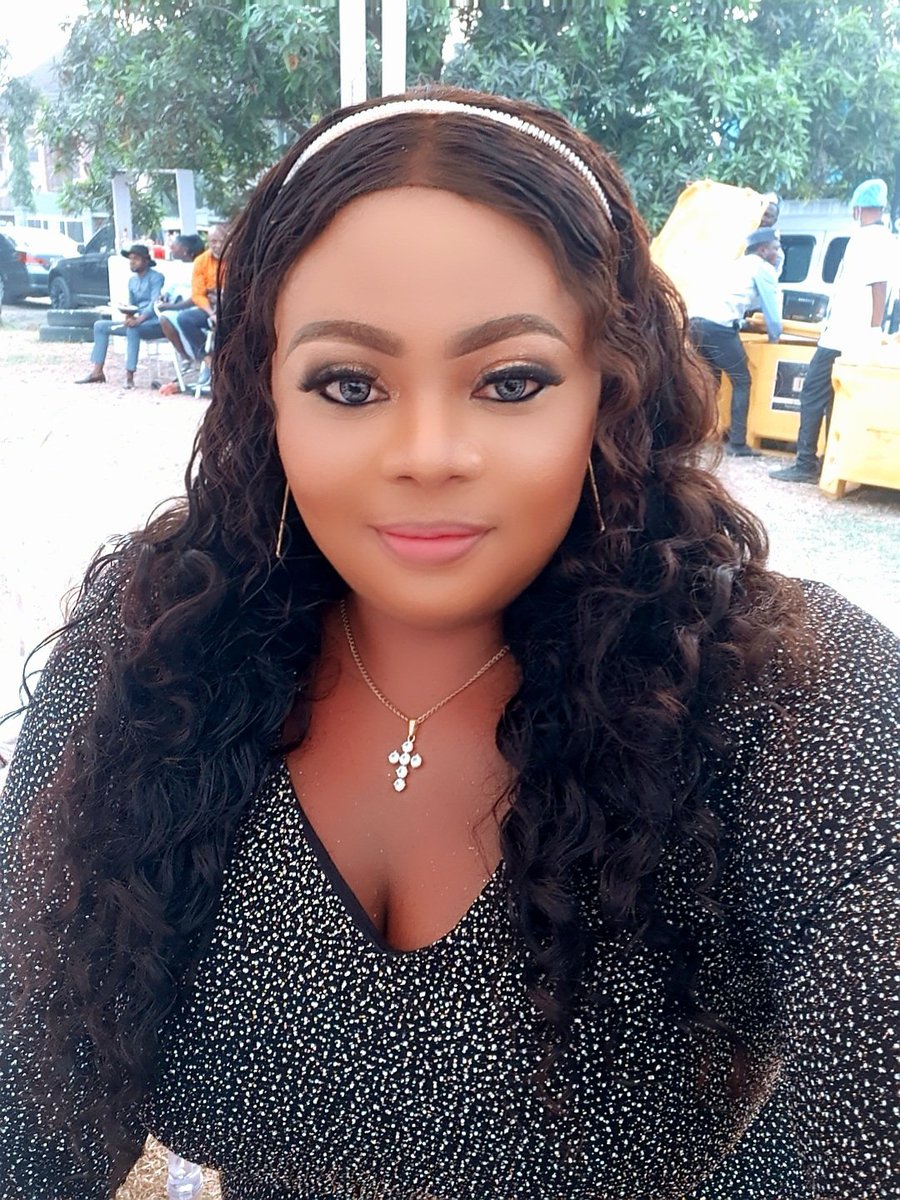 Never doubt the voice in your head... Just pray for the spirit of discernment to know where it is coming from..👌💯 #Prayingwoman🙇‍♀️👸🏾🤲🙏🧘‍♀️
Anyway, its my straight face for me😏... You wont know my wahala is bigger than federal government's own... 🙄😌 
#EmmaRose