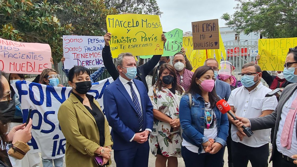 Claudia_Mix's tweet photo. Junto al mov de #PacientesDializados y diputados @boris_barrera, @carolamarzan y Sanhueza, hicimos pto de prensa en el Congreso para exigir al @ministeriosalud y a @Fonasa que den solución a migración masiva de pacientes a otros centros distintos y alejados [1/2] @pac_dialisiscl https://t.co/kOM7sECtcg