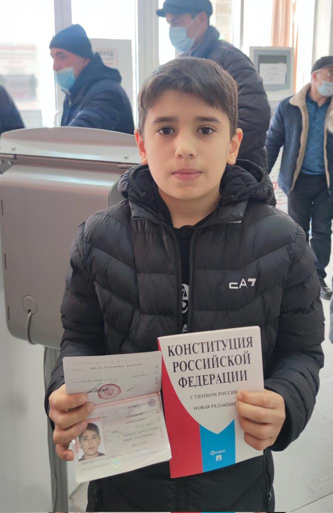 С 1 июля 2021 г. лицам, впервые получающим общегражданский паспорт, будет вручаться Конституция РФ.

instagram.com/p/CZM1NIOMogG/…
 #мфцкаякент #МФЦРД #Каякентскийрайон #каякент#мвдрд #первыйпаспорт #паспортвмфц