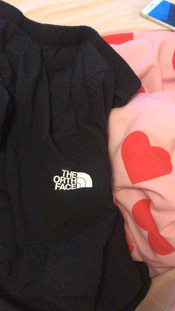 lucialee_xc's tweet photo. @thenorthface I purchased these cargo pants only a few weeks ago and I’ve emailed asking about it but have had no response, is there anything you can do as I’ve followed the washing instructions on the tag but some the logo has still fallen off ? Only warn them a few times aswell https://t.co/b7IbrHoTe3