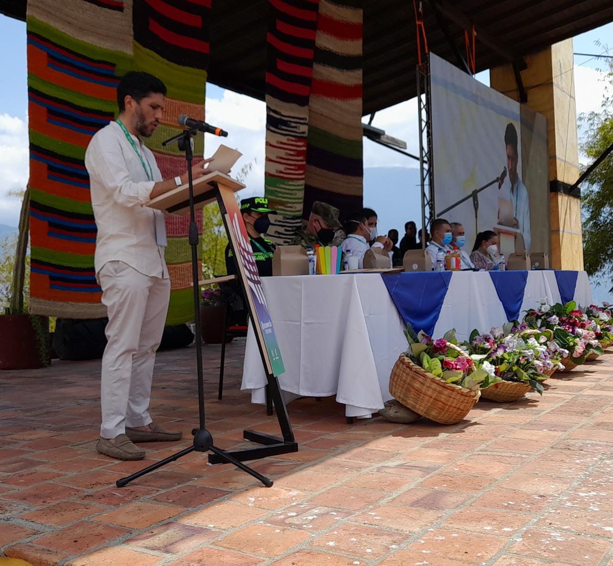 MinAmbienteCo's tweet photo. El Viceministro @Nicogalarza, Subdirectora de Educación María Lucía Franco y Corporaciones del país firman la confirmación de la Comisión Nacional de #EducaciónAmbiental – CNEA, en el marco de #ReconectaColombia, en la conmemoración del #DíaDeLaEducaciónAmbiental. https://t.co/naCJDGLUjp