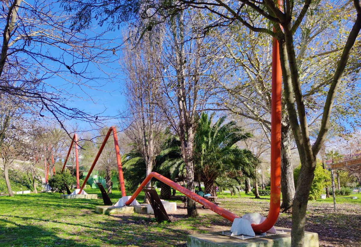 Sfdoturismo's tweet photo. ¿Sabías que desde finales del siglo XVIII hasta que se adoptó definitivamente el Meridiano de Greenwich en 1907, San Fernando fue el Meridiano 0 y rigió toda la cartografía española?

Estos tubos naranjas en el Parque del Barrero son una escultura homenaje a ese momento 😀 https://t.co/LVnlgJF61I