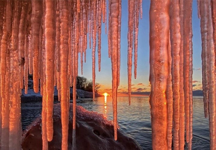 tourlakecounty's tweet photo. Today's featured 📸 appreciation goes to @mummeydaryl for his capture of a #firelike #wintersunset over #lakeerie in Willowick. #remarkablelakecountyoh #northcoast #ohioraised #ohiobornandraised #willowickohio #sunsetlover #lakeeriesunset #lakeerieliving #onetanktrip https://t.co/htGidq7Is6