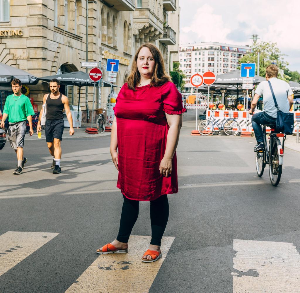 wolff_ernst's tweet photo. Die #Grüne Ricarda #Lang, 28, spricht sich im #Bundestag dafür aus, Menschen ab 50 zur #mRNA-Injektion zu zwingen. 
Meine Frage: Was berechtigt eine übergewichtige Studienabbrecherin ohne Berufsausbildung &amp; ohne jegliche medizinische Sachkenntnis zu so einer Forderung? https://t.co/QMZZ9SsFJ8