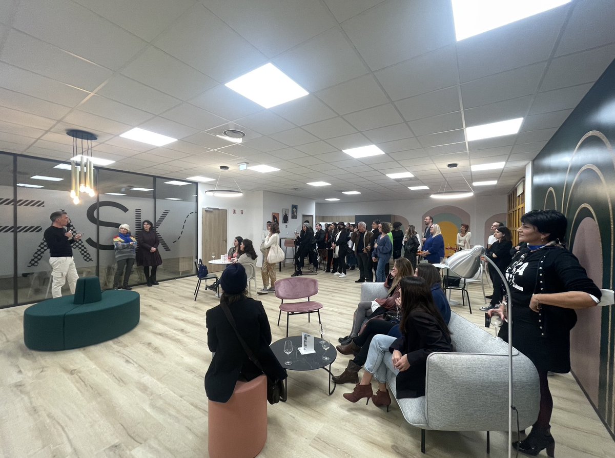 FASK_fashion's tweet photo. #aboutlastnight
Pour bien commencer 2022, nous étions hier soir plus de 40 membres de la #FASKFORCE pour notre 1er afterwork de l'année, 1er aussi dans les locaux que nous partageons avec "notre fille" https://t.co/7PwuQCmvBx.
#FASK
#FASHION #SKILLS
#Poésie #Industrie https://t.co/19svTBZHIw
