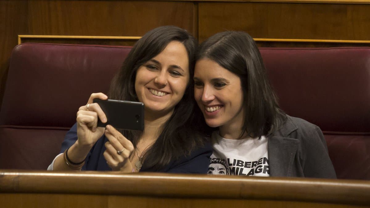 Lo_MasVIRAL's tweet photo. - Tía, me he descargado el pasaporte covid y está en blanco.
* Tía, eso es tu vida laboral.
- Jajajaja 
* Jajajaja https://t.co/4UgcLSlD4y