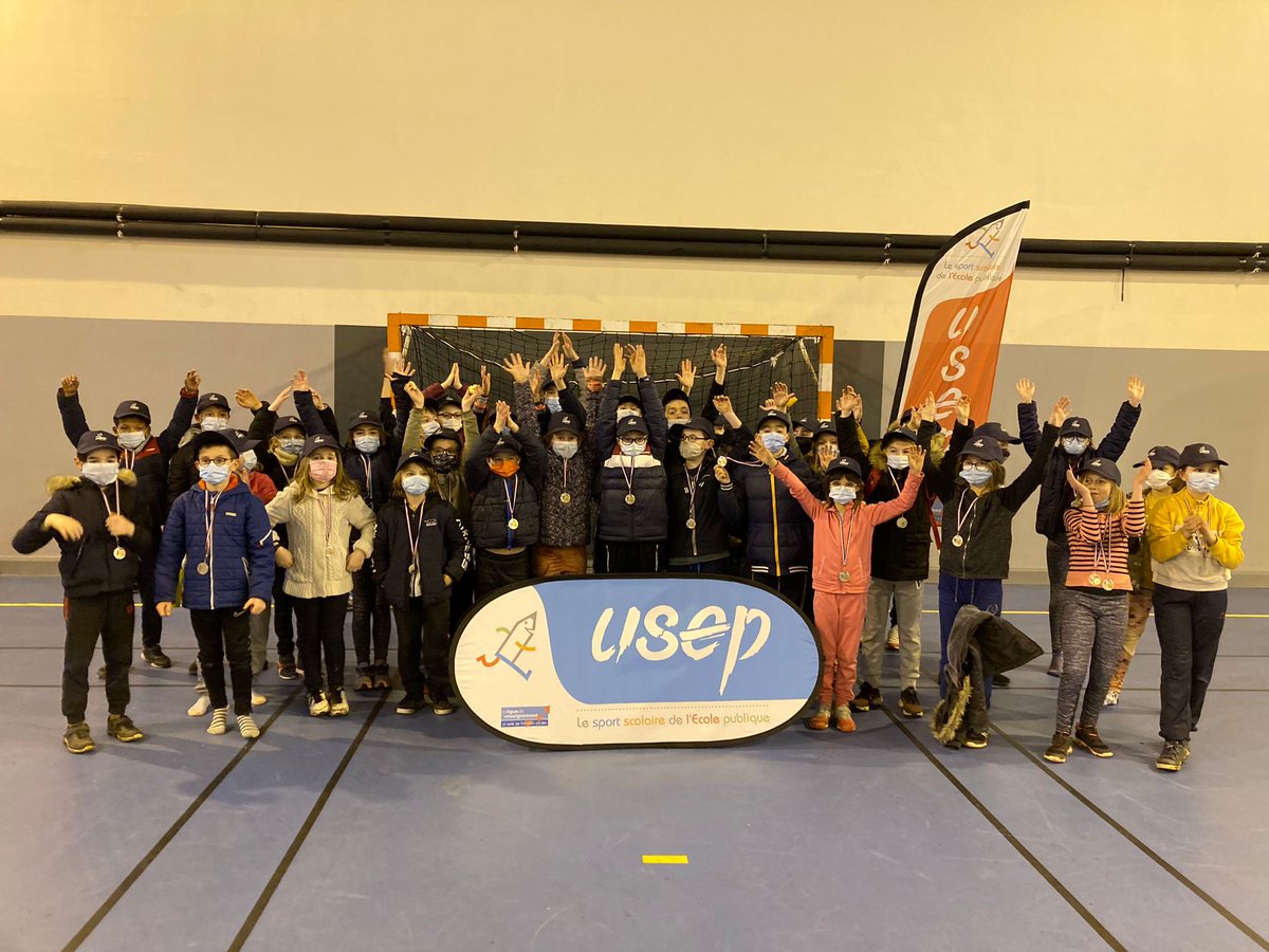 USEPVienne's tweet photo. #SOP22 J3 : les jeunes officiels USEP de la Vienne étaient réunis pour poursuivre leur formation à l’école St Exupery. Un grand merci à Manon Douteau (athlète haut niveau) et Véronique Guyon (ex entraineur de Bryan Joubert) venues ouvrir ce temps et échanger avec les enfants. https://t.co/6mCRzsPjer