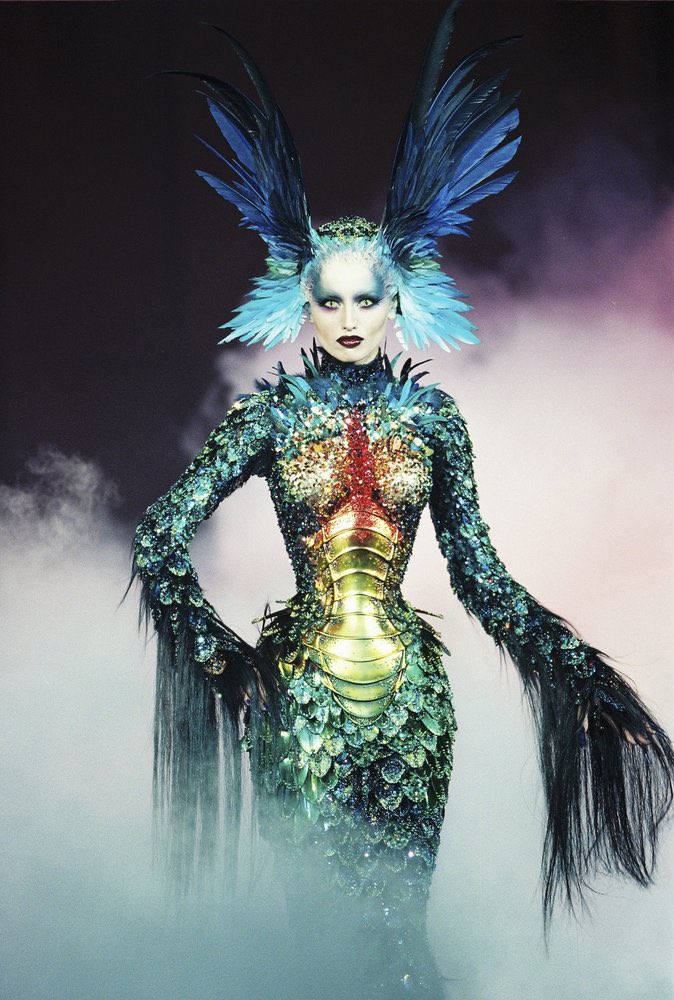 juliaredmakeup's tweet photo. •nouveau makeup• 
Inspiration Thierry Mugler - La Chimère. ✨ ( Collection Automne-Hiver 97/98. ) 
C’était une obligation pour moi de rendre un petit hommage avec un makeup et des accessoires à ma façon. 🪲

https://t.co/hANapaoXhI https://t.co/oAzpe7fOCm