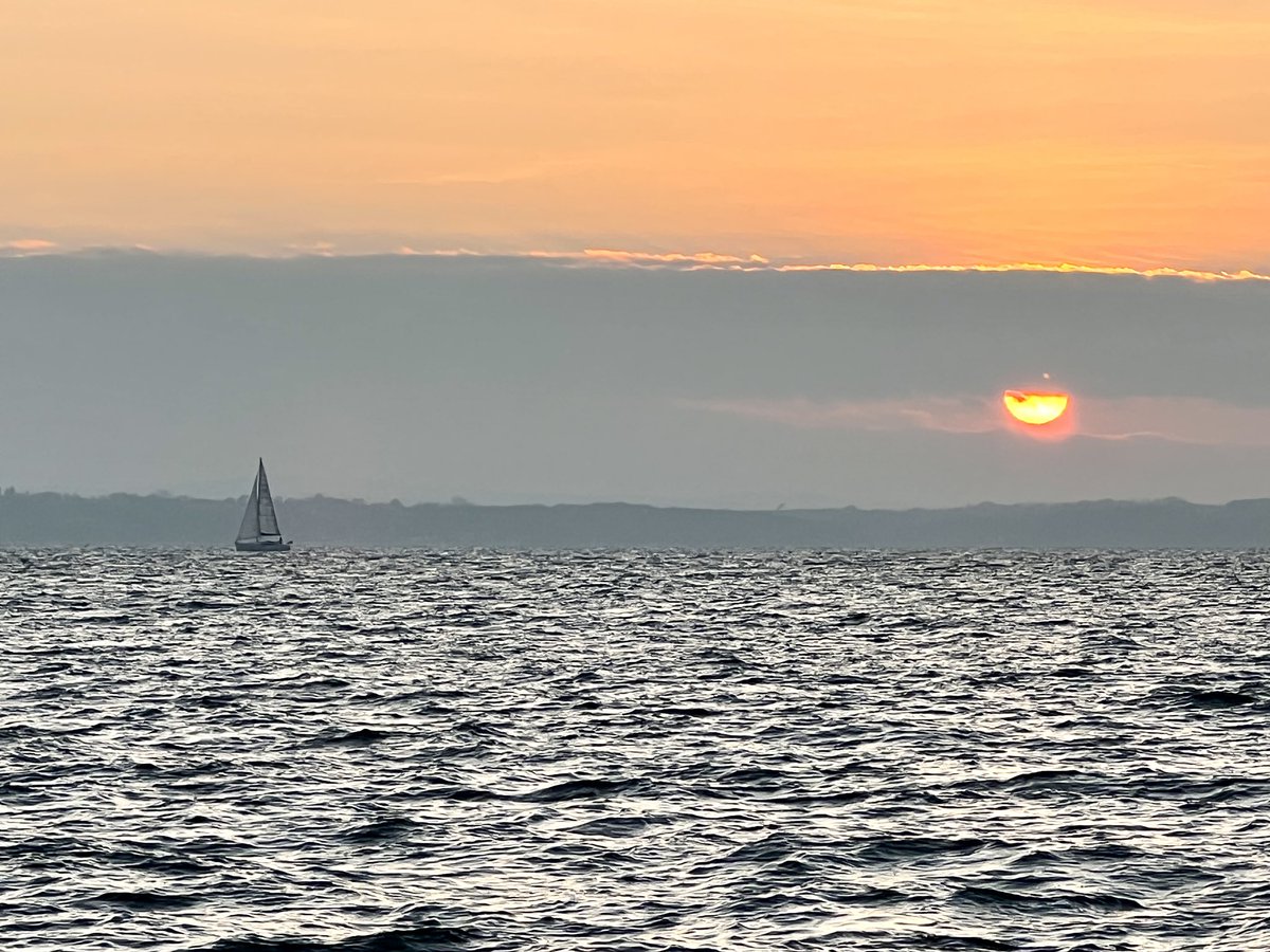 Satgear's tweet image. Doing some work in Gosport. Cold out there right now but couldn't resist a detour to Stokes Bay to watch the sun go down...