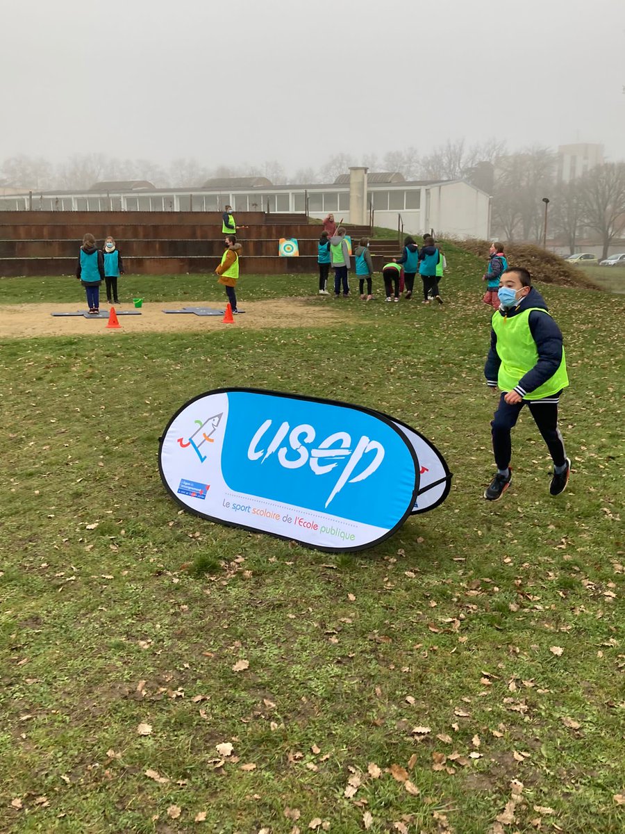 USEPVienne's tweet photo. #SOP22 J3 : les jeunes officiels USEP de la Vienne étaient réunis pour poursuivre leur formation à l’école St Exupery. Un grand merci à Manon Douteau (athlète haut niveau) et Véronique Guyon (ex entraineur de Bryan Joubert) venues ouvrir ce temps et échanger avec les enfants. https://t.co/6mCRzsPjer