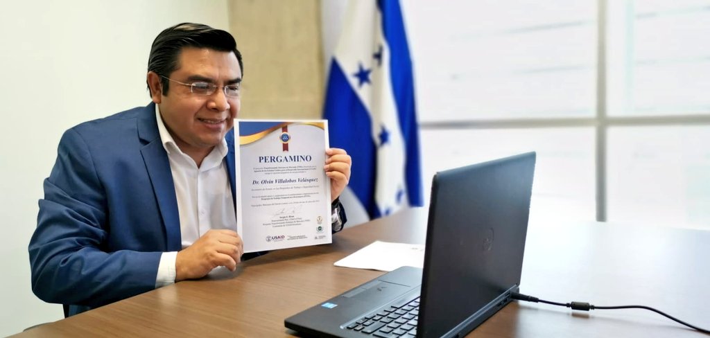 O_VillalobosV's tweet photo. Esta mañana, he recibido de, @USAIDHonduras por medio del proyecto Transformando Sistemas de Mercado (TSM), un pergamino de reconocimiento donde hemos brindado el apoyo y compromiso en el establecimiento e implementación del Programa de Trabajo Temporal en el Extranjero (PTTE). https://t.co/7oZgb0pDtV