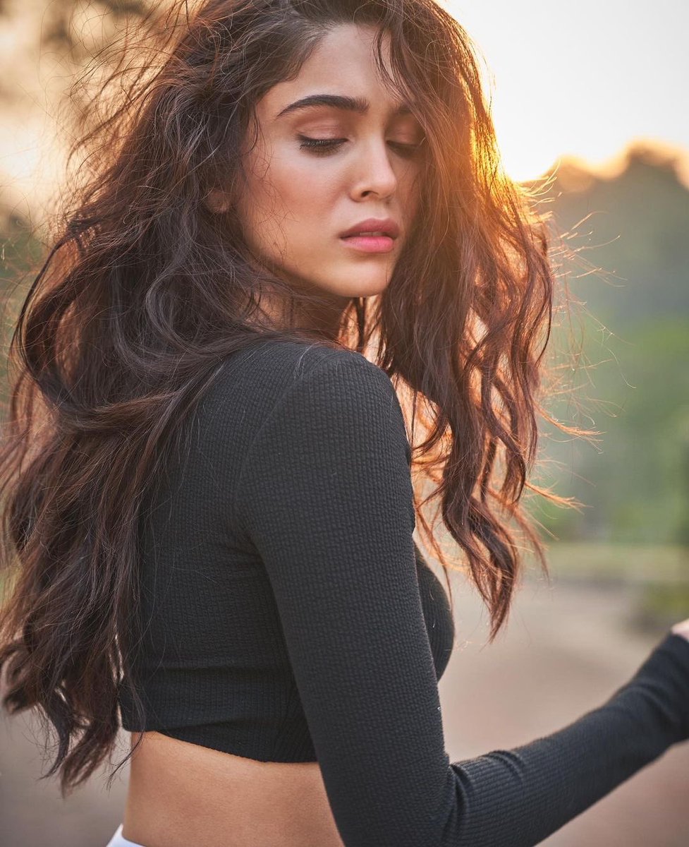 _whatsinthenews's tweet photo. #sharvari
•
Salty air, sun kissed hair 🌞
#sharvariwagh #sharvarifans https://t.co/1VonUjdH41