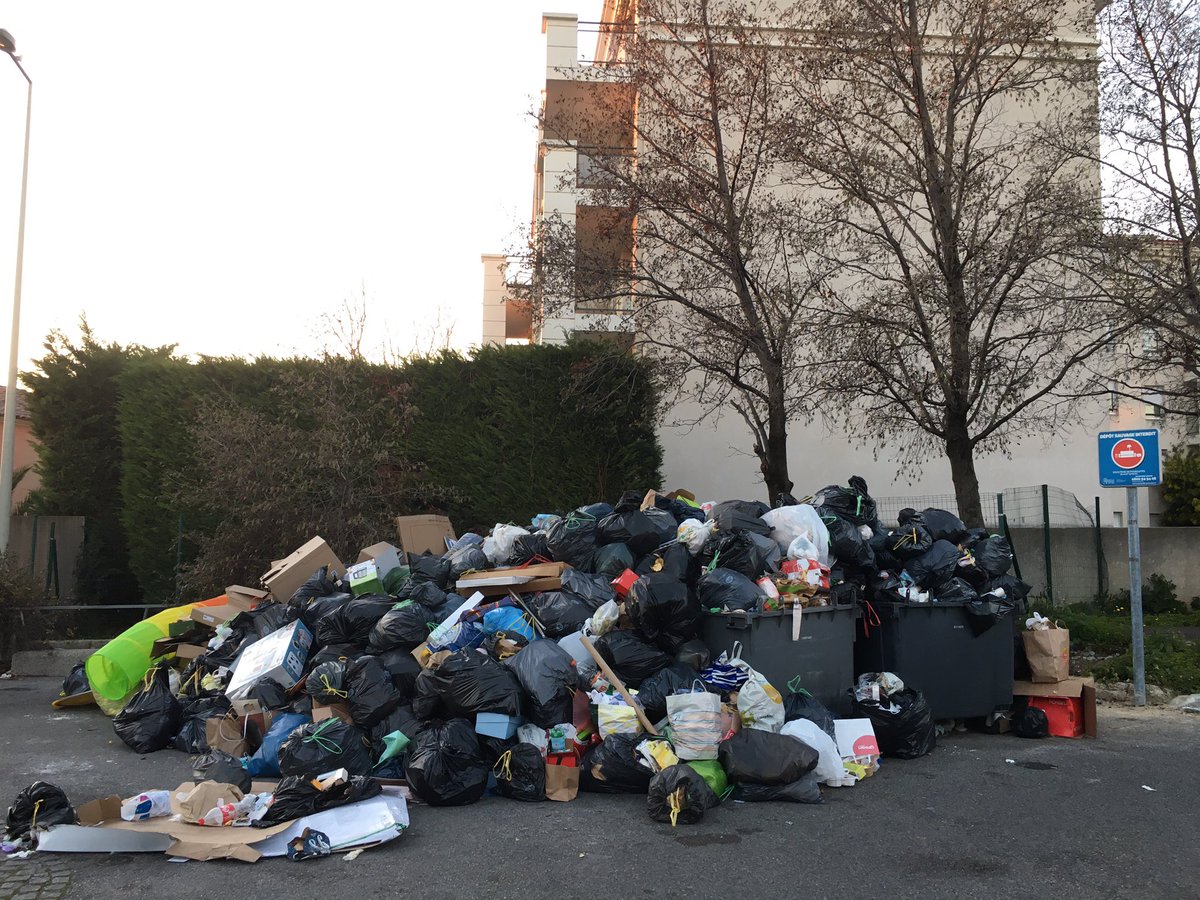 Je propose qu’après les vitrines des magasins, les balcons fleuris et les crèches, on ouvre un concours des plus beaux tas d’ordures, ces œuvres éphémères qui deviennent pérennes... À vos photos ! #Marseille