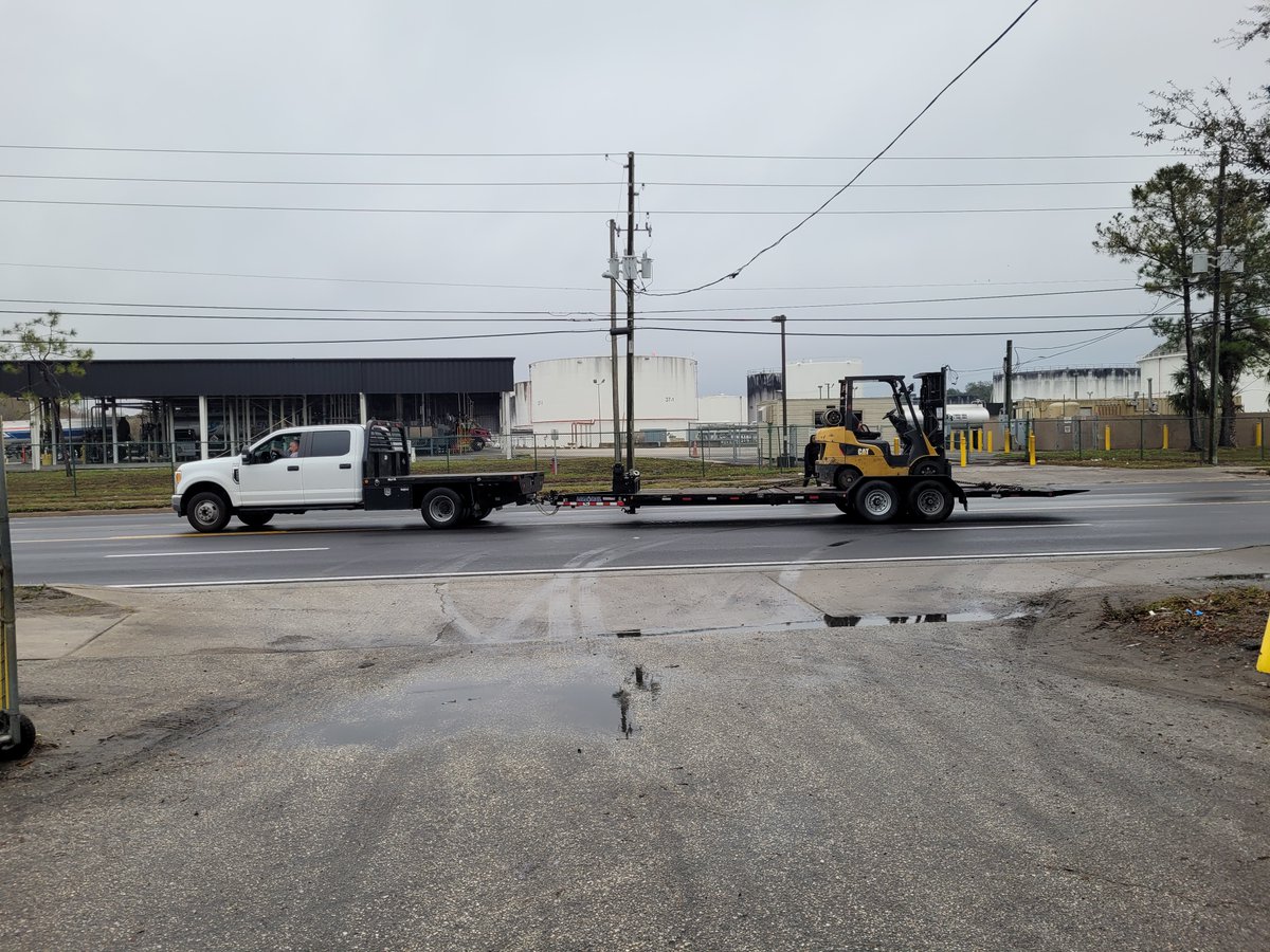 MidFlMH's tweet image. Our warehouse team has done a great job this week working safely and efficiently despite the rain and cold weather. (Cold by Florida standards only.... ❄️)

 #MFMH #HumpDayHumps #warehouse #logistics #forklift #rain