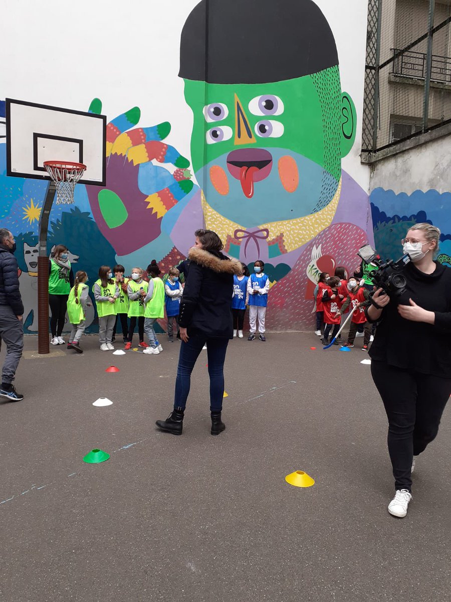 Semaine Olympique et paralympiques <a href="/EtienneBarraux/">Etienne BARRAUX</a> <a href="/CKerrero/">Christophe Kerrero</a> <a href="/Academie_Paris/">Académie de Paris</a> <a href="/KarineBarbagli/">Karine Barbagli</a> <a href="/ArielWeilT/">Ariel Weil</a> : venue de Gulli et de télématin pour les 30’ d’APQ … merci les enseignantes de montrer ce que vous faites si bien 💪🏻🏃🏻‍♀️