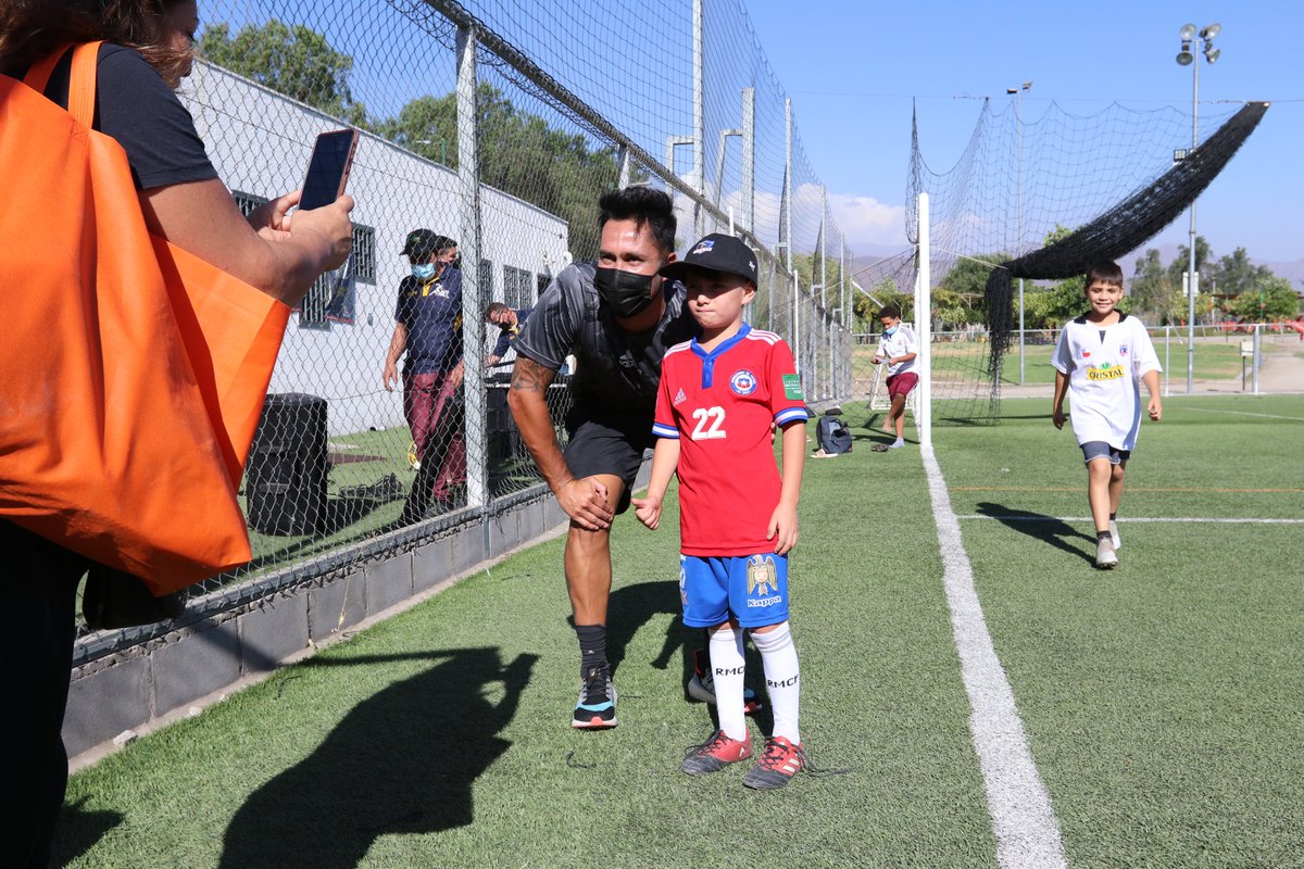 MuniColina's tweet photo. Este miércoles la alcaldesa @imvalenzuela encabezó, junto con @colinadeportes, la inauguración de la Escuela de Fútbol del destacado futbolista Luis El Mago Jiménez, a la que se le dió el puntapié inicial en las canchas del parque San Miguel.
#ColinaMásDeporte https://t.co/D4DLJiUcVj