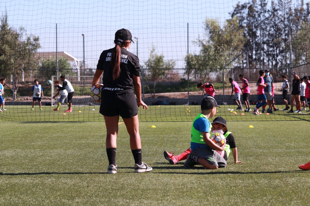 MuniColina's tweet photo. Este miércoles la alcaldesa @imvalenzuela encabezó, junto con @colinadeportes, la inauguración de la Escuela de Fútbol del destacado futbolista Luis El Mago Jiménez, a la que se le dió el puntapié inicial en las canchas del parque San Miguel.
#ColinaMásDeporte https://t.co/D4DLJiUcVj