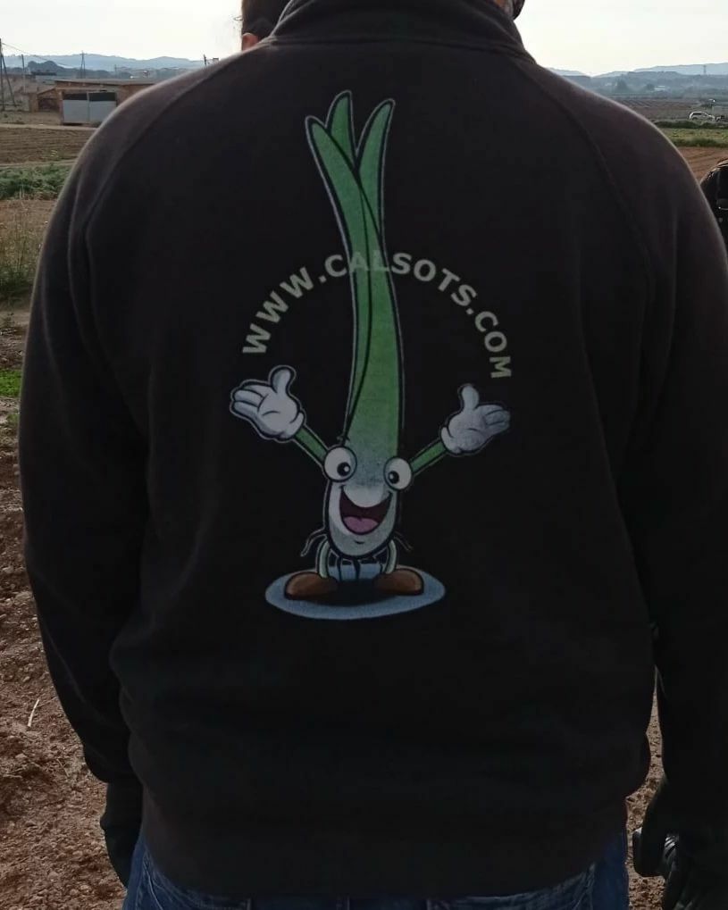 Viviendo los calçots!!!.
.
.
.
#calsots #calçots #calçotsdevalls #calçotsexperience #temporadadecalçots #findelatemporada#calçotsadomicilio #calsotsencasa #calçotada #catalunyaexperience #calsotsencasa #comidaadomicilio #calçotsencasa