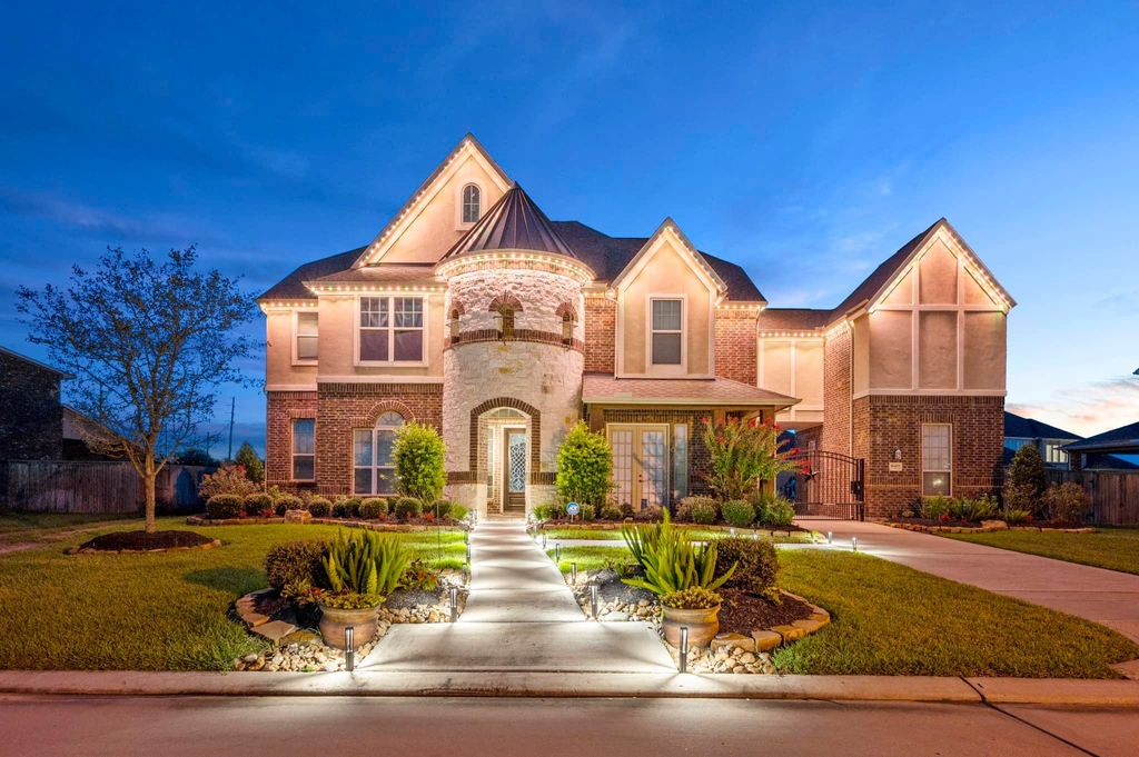 Wow!

Amazing install by Authorized Dealer of Gemstone Lights @arcelectricandlighting!