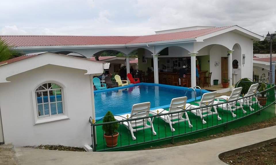 InturRACCS's tweet photo. Hotel "GRAN HILL", te espera con cómodas habitaciones, amplias áreas de estar y balcones . Además, hay una piscina para que puedas refrescar.
#visitbluefields https://t.co/Hmj3DhtabC