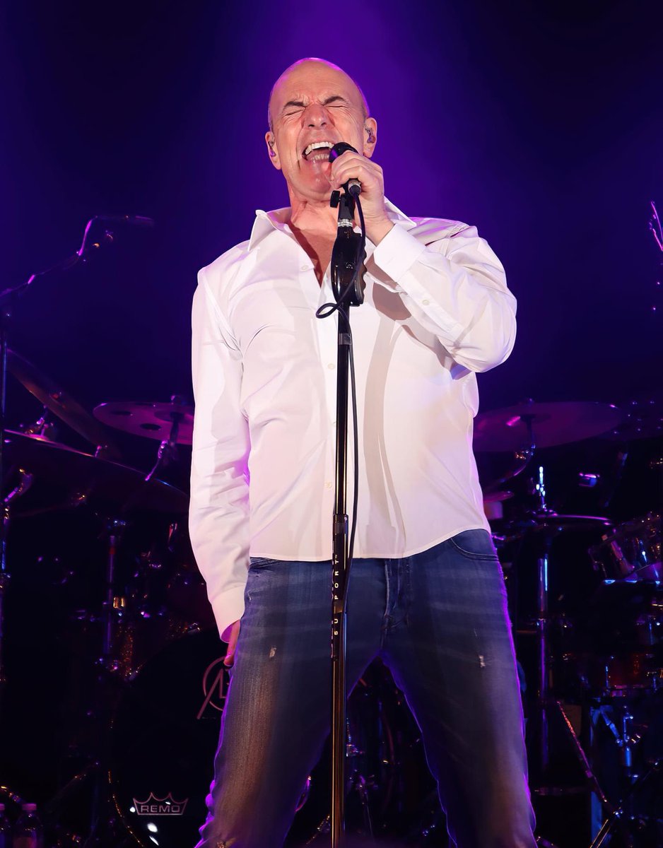 sarahseventy5's tweet photo. Probably my favourite shot from Friday night at #butlins #butlinsbigweekends of @peterjohncox from 80s sensation #gowest “we close our eyes 🎶🎶” https://t.co/eNrUMsXXw5