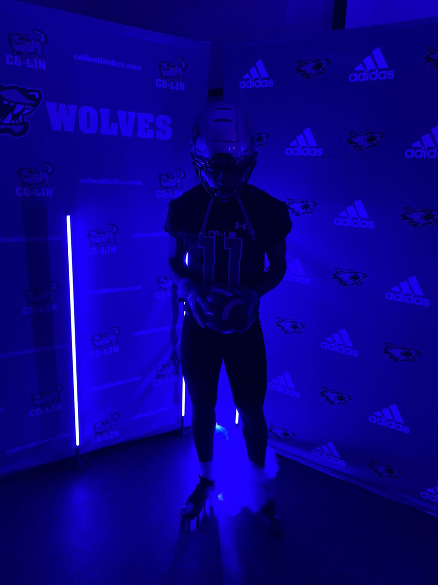 davion_robyyy's tweet photo. Had a good time at Co-Lin🔵 with my brother🖤!!  @jerving22 @CoachMDavis12 @orr_coachorr9 @rfuller251 @KosciuskoFB https://t.co/2zZk9wV77T