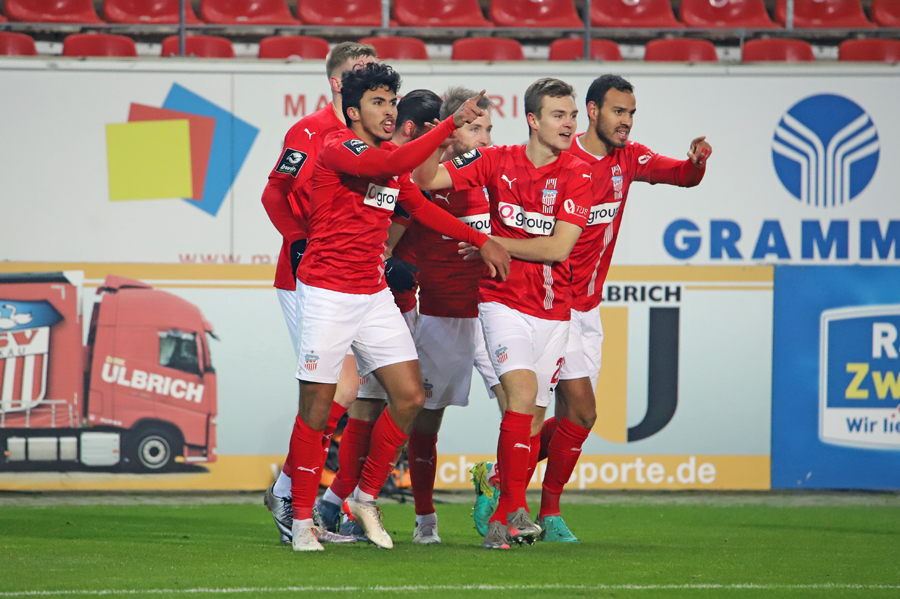 FSVZwickau's tweet photo. Disziplinierter FSV gewinnt auch gegen Braunschweig 👉 Unser Spielbericht zum Heimsieg gegen @EintrachtBSNews 👉 https://t.co/rZsWSC5ctg #FSVEBS https://t.co/NfIhCgdFtu