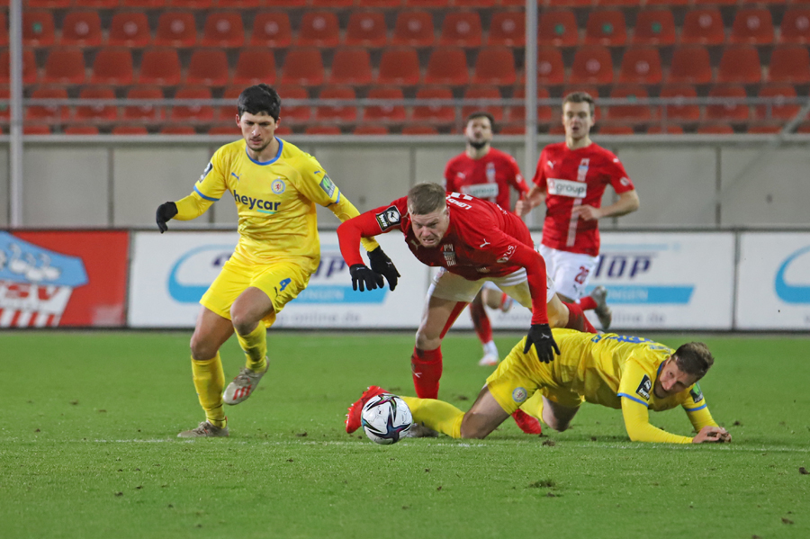 FSVZwickau's tweet photo. Disziplinierter FSV gewinnt auch gegen Braunschweig 👉 Unser Spielbericht zum Heimsieg gegen @EintrachtBSNews 👉 https://t.co/rZsWSC5ctg #FSVEBS https://t.co/NfIhCgdFtu