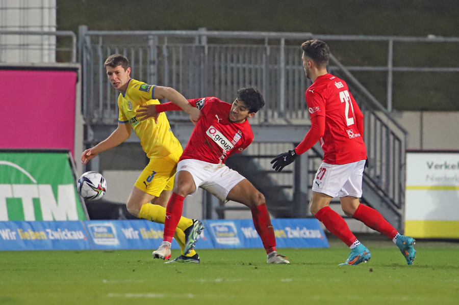 FSVZwickau's tweet photo. Disziplinierter FSV gewinnt auch gegen Braunschweig 👉 Unser Spielbericht zum Heimsieg gegen @EintrachtBSNews 👉 https://t.co/rZsWSC5ctg #FSVEBS https://t.co/NfIhCgdFtu
