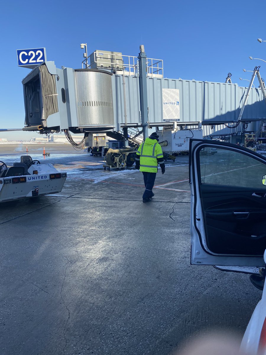 You know it’s cold when the tailpipes of running cars freeze. Proud of the @united men and women who fought sub-zero conditions and delivered safe, excellent service for our customers today! #beingunited @AOSafetyUAL @HermesPinedaUA @MikeHannaUAL