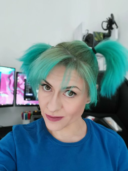Ooh, a sea-foam-y green before I'm blonde again. It's just not dark or bright enough for me *not* to