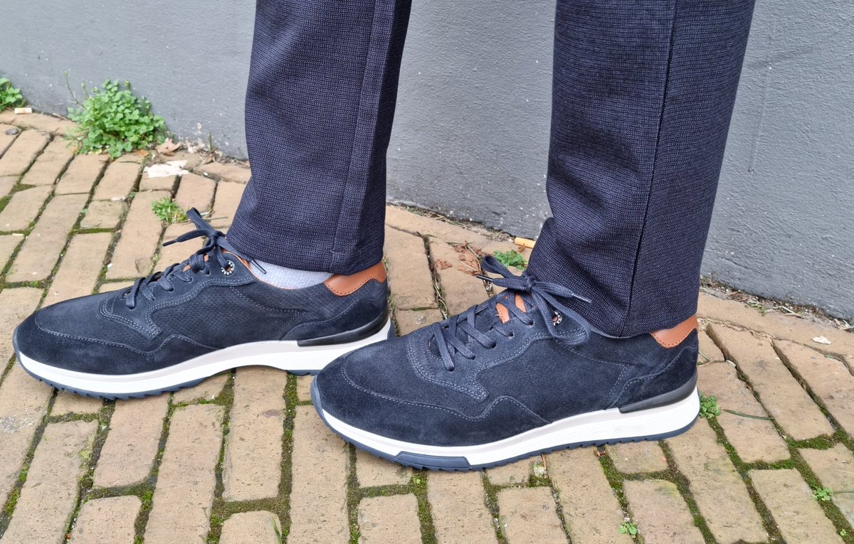 En ook deze zijn van #Berkelmans 
Blauw suède met leren voering en leer uitneembaar voetbed in de maten 40 t/m 47 
€ 129.95