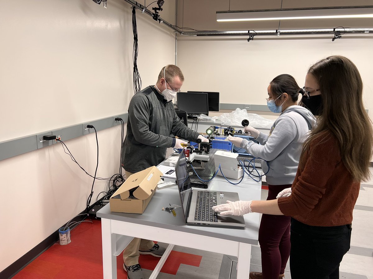 New hands-on @UWMadison_BME optical bioimaging and microscopy course started today in our brand new teaching lab! “You don’t really know it, until you get to do it!” @UWMadEngr