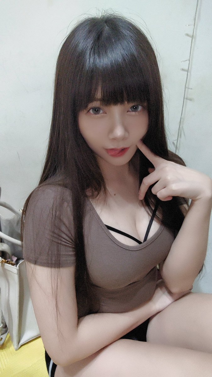 iris920123's tweet photo. 上次被外送🍵盜照真的太不爽了！🤬
我明明就是165公分 誰跟妳160(? 🌚
而且墊了5公分（如圖）明明就有F
她居然才寫C！😡 https://t.co/Sof3jw6pXm