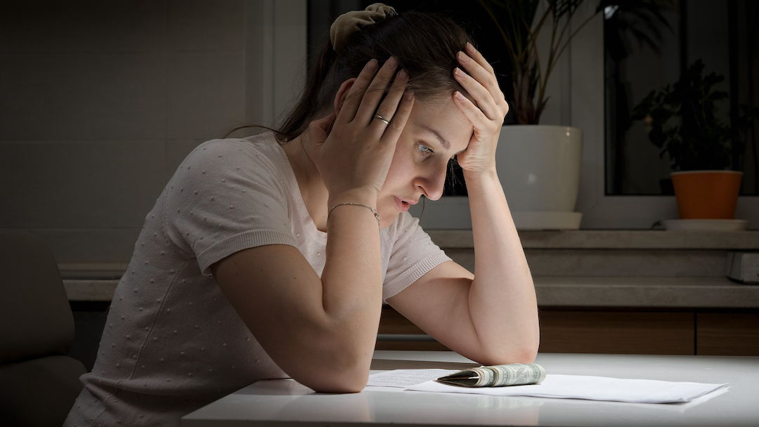 MigraineMatters's tweet photo. Research suggests that the prevalence and frequency of migraine increases as people’s incomes decrease. Some researchers believe that increased life stresses can trigger more migraines #InvisibleIllness https://t.co/4kduWkTVhG