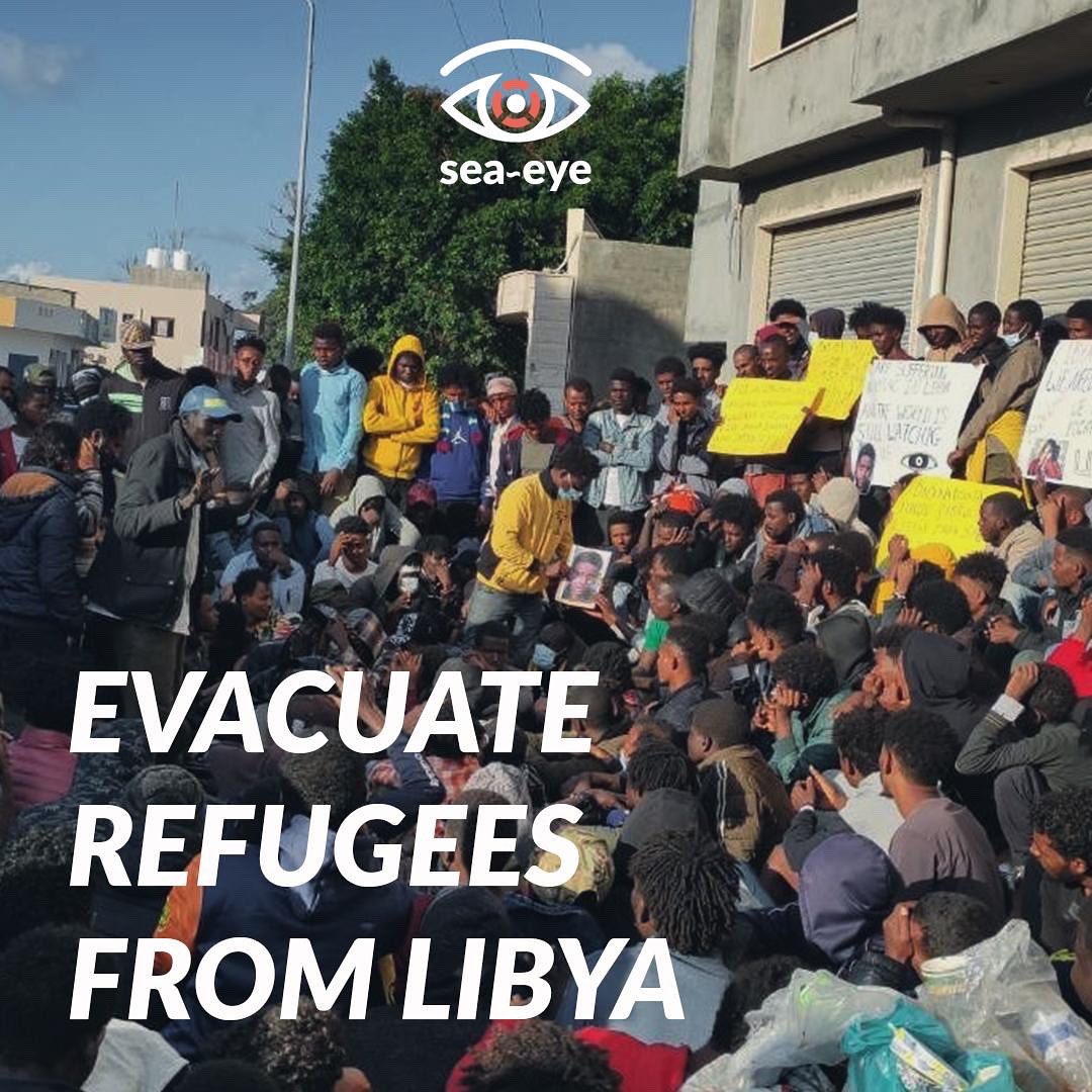 Der Protest von Geflüchteten in Libyen wurde gewaltsam niedergeschlagen. Hunderte Menschen, darunter Frauen &amp; Kinder, wurden in ein berüchtigtes libysches Gefangenenlager gebracht, wo Vergewaltigung, Folter und Zwangsarbeit an der Tagesordnung sind. 1/4
#EvacuateRefugeesFromLibya