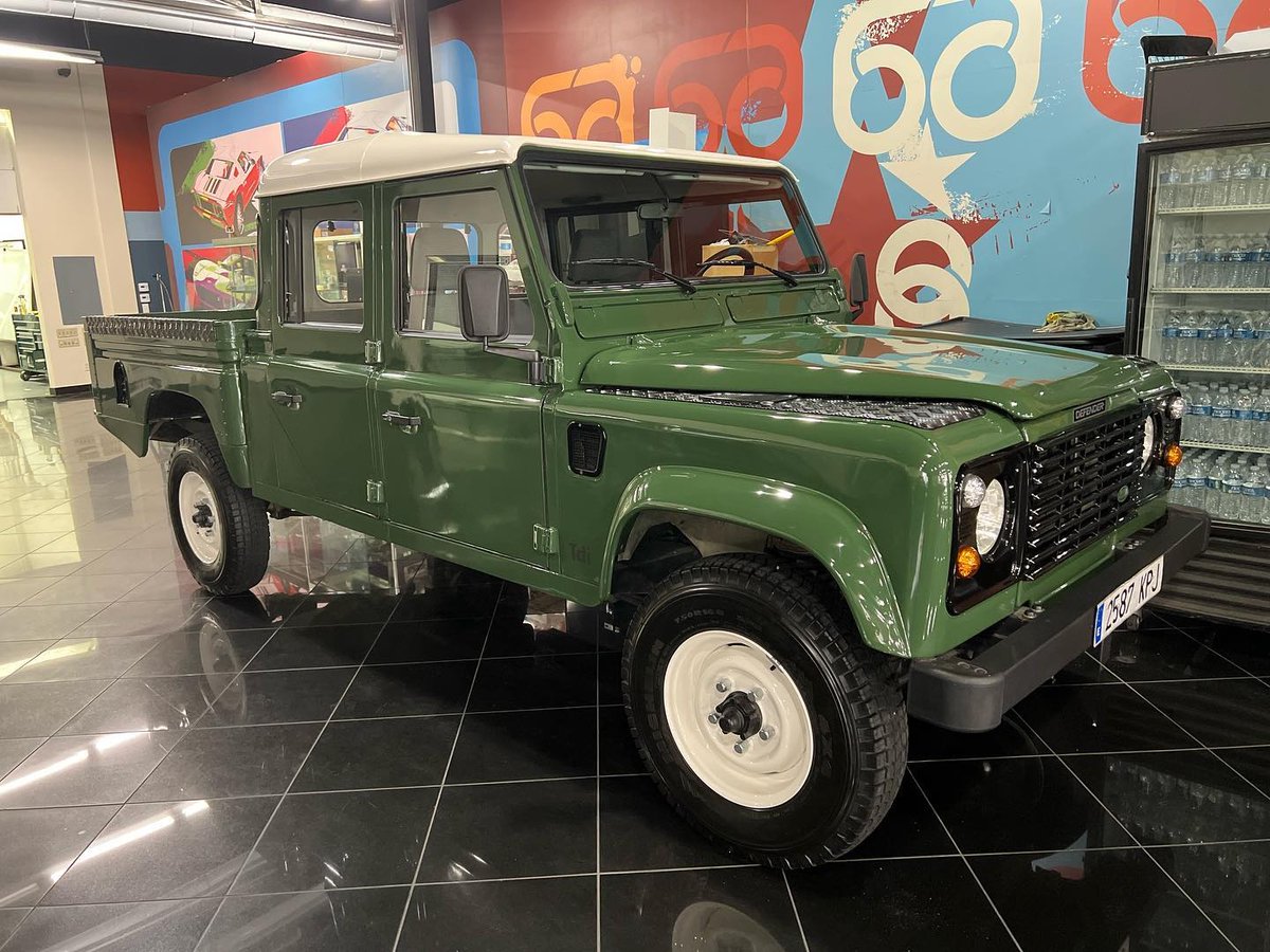 galpinautosport's tweet photo. Sometimes its just a subtle change for a new look!

This client wanted a more traditional look for his classic Defender, so we painted the roof and wheels Alpine white.

#defender #landrover #offroad #defenderlove #landroverdiscovery #landrovers #cars #110 #130 #pickup https://t.co/CuV0Ts8GJf