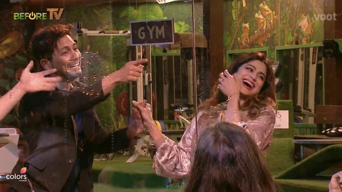 Kiara_Dixit's tweet photo. You know what impressed me most in today’s epi? After having endured all that crass from Bheja, Shams was all smiles in round 2. Her dedication towards her work, craft &amp; audience is unmatched. ♥️

SHAMITA DESERVES BB VICTORY
#ShamitaShetty @sheetal_bapat @sunandashetty2 @RaQesh19 https://t.co/oeunq15iQC