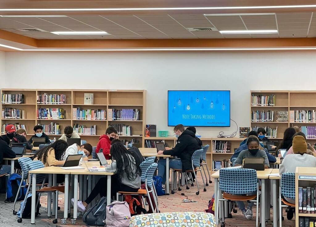 fvhslmc's tweet photo. Take note. 📝 History classes are in the library today to find their own note-taking style. We have 4 easy ways to learn something new. #fvhslmc #bengalslearn #fvhshistory https://t.co/4tYNhNaYbq https://t.co/tYJsqS8EjK