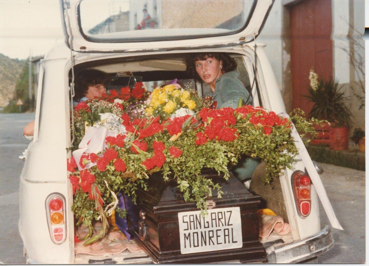 Li havien assassinat el pare, els avis i els oncles. On eren els cossos?, no ho sabia. Però el 77, la por encara impregnava Espanya i ella va tornar de l'exili per desenterrar-los allà on fossin. I ho va fer. Amb les seves pròpies mans. 

Obrim fil🧵
🔗 d.ara.cat/azs