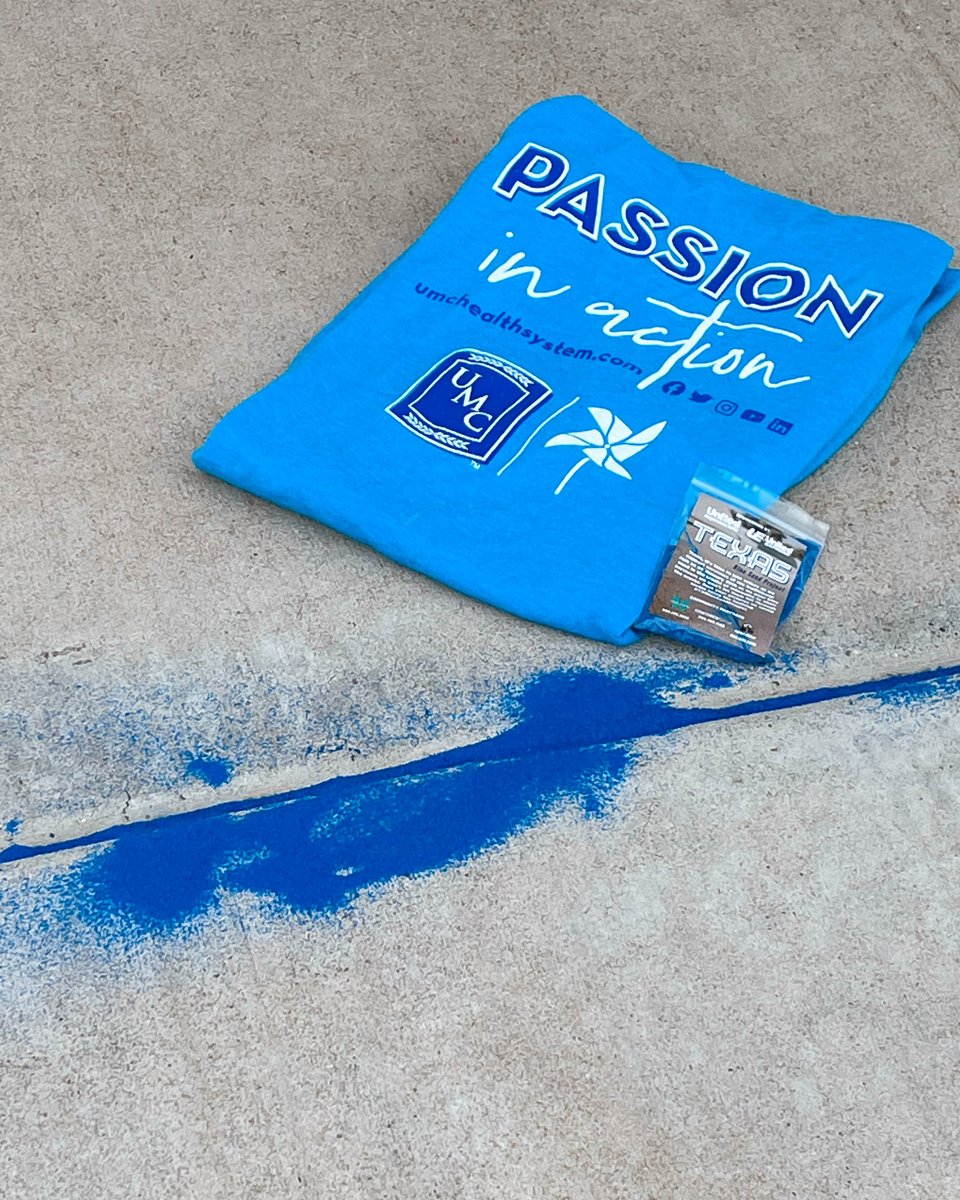 umchealthsystem's tweet photo. This morning, UMC employees joined in as the state of Texas fills the cracks of sidewalks with blue sand to raise awareness of human trafficking. We will not let you fall through the cracks.
#TXBlueSandProject #EndTrafficking #VoiceOfHope #livethrivebelong https://t.co/n6PloxXCcp