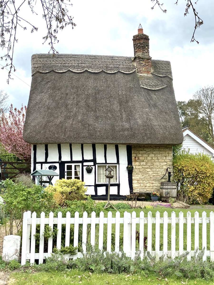 Pixie Cottage, Bletsoe @StormHour @ThePhotoHour @CountryLiving #bletsoe #thatchedcottage #cottage #bedfordshire 
instagram.com/p/CZM9xipDMkl/